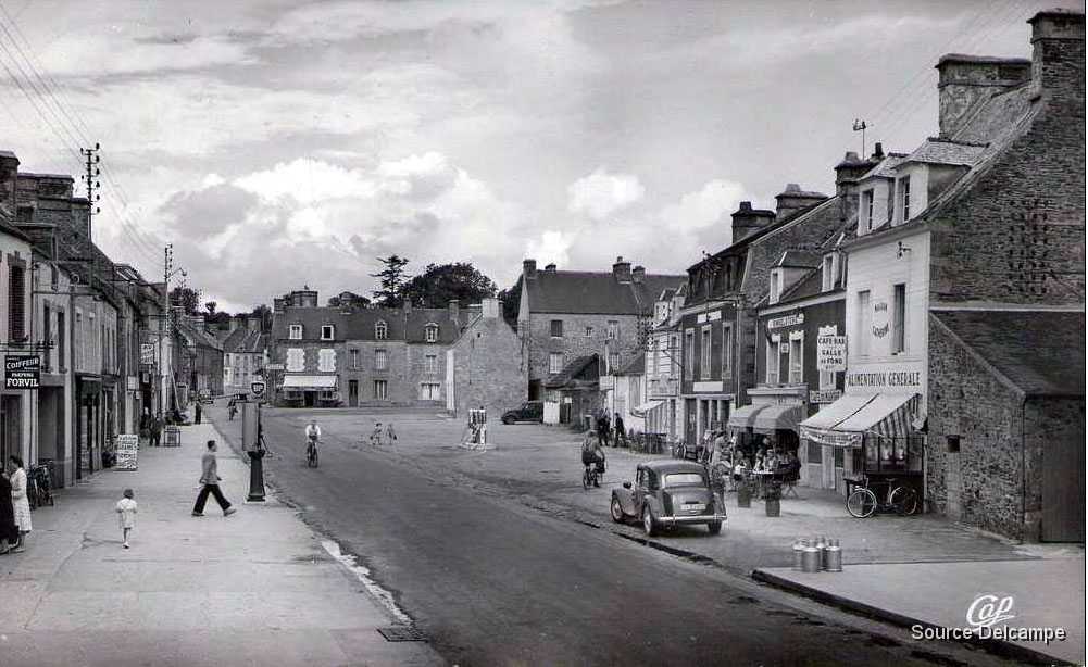 50 Quettehou La Place avec Le Tabac Catherine.jpg
